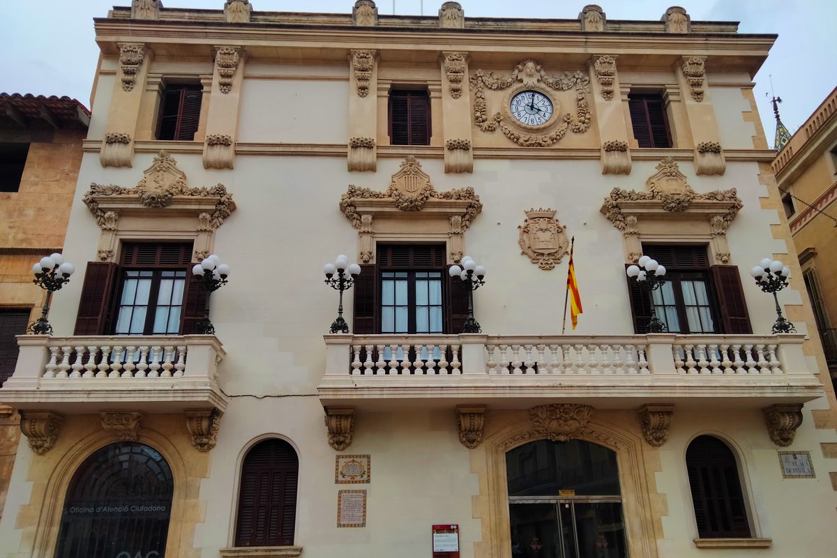 Fachada de la Casa de la Vila, sede del Ayuntamiento de Vilafranca del Penedès, con el reloj y el balcón central